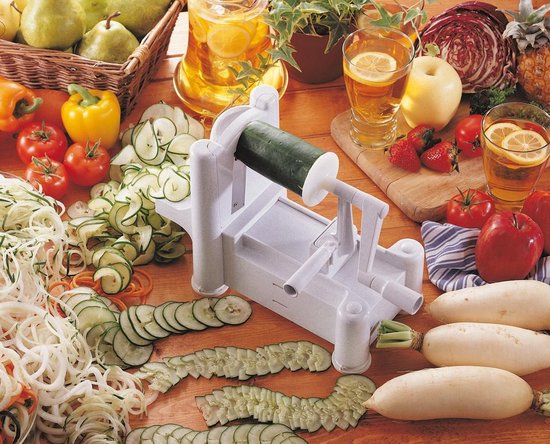Een witte spiraalsnijder snijdt een groene courgette in dunne, ronde plakjes, omringd door groenten en fruit.