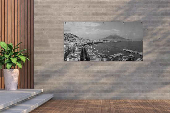 Panorama van Napels, zwart-wit, opgehangen aan een betonnen muur, buiten.