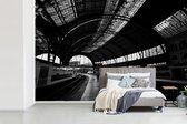 Behang - Fotobehang Zwart-wit foto van een treinstation in Barcelona - Breedte 450 cm x hoogte 300 cm
