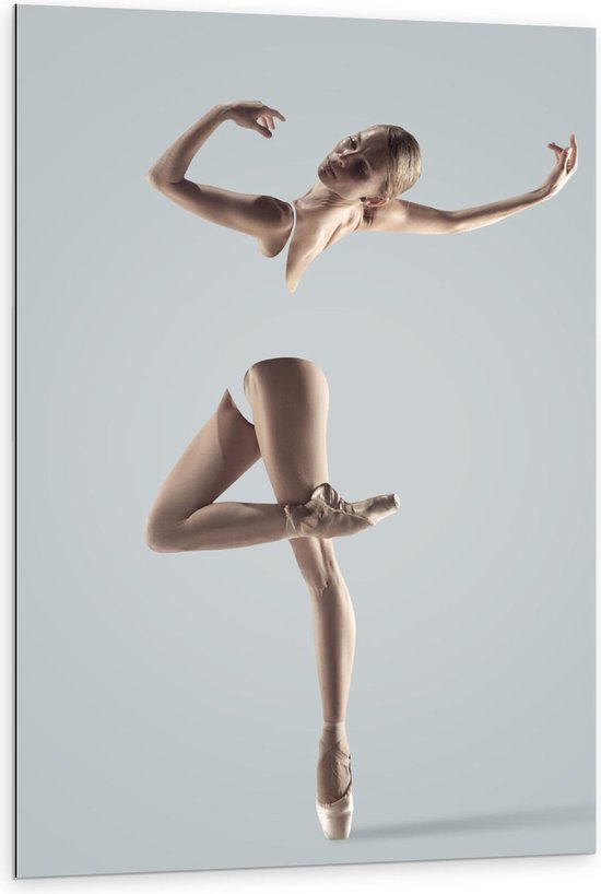 Dibond - Balletdanseres in Grijze Kleding op Grijze Achtergrond - 80x120cm Foto op Aluminium (Wanddecoratie van metaal)