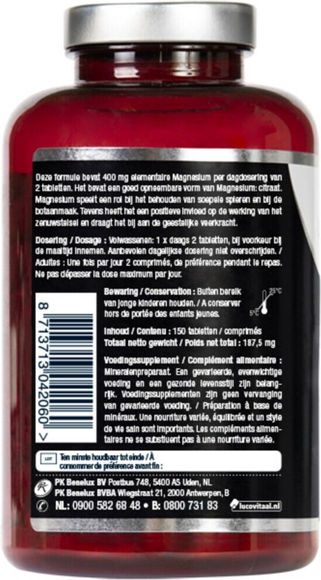 Achterkant van een rode pot Lucovitaal Magnesium citraat, met etiket en barcode.