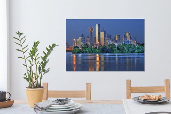 La rivière Trinity avec en arrière-plan les immenses bâtiments de Dallas en soirée Toile 90x60 cm - Tirage photo sur toile (Décoration murale salon / chambre)