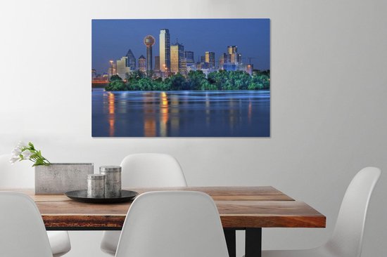 La rivière Trinity avec en arrière-plan les immenses bâtiments de Dallas en soirée Toile 90x60 cm - Tirage photo sur toile (Décoration murale salon / chambre)