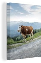 Vache se dresse sur une route dans les Alpes bavaroises 90x120 cm - Tirage photo sur toile (Décoration murale salon / chambre)