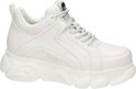 Witte Buffalo sneakers met veters en dikke zool. Buffalo logo op de zijkant.