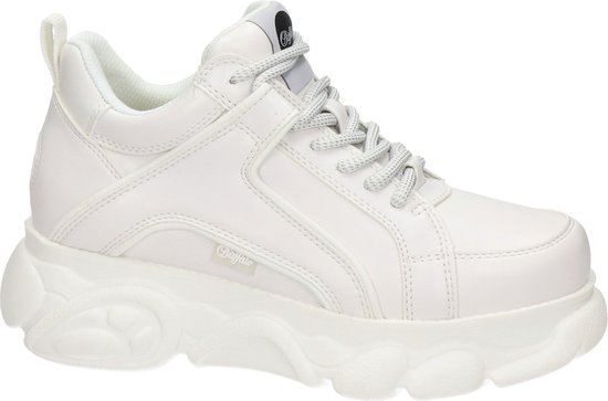 Witte Buffalo sneakers met veters en dikke zool. Buffalo logo op de zijkant.