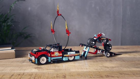 LEGO Technic 42106 Le spectacle de cascades du camion et de la moto |  bol.com