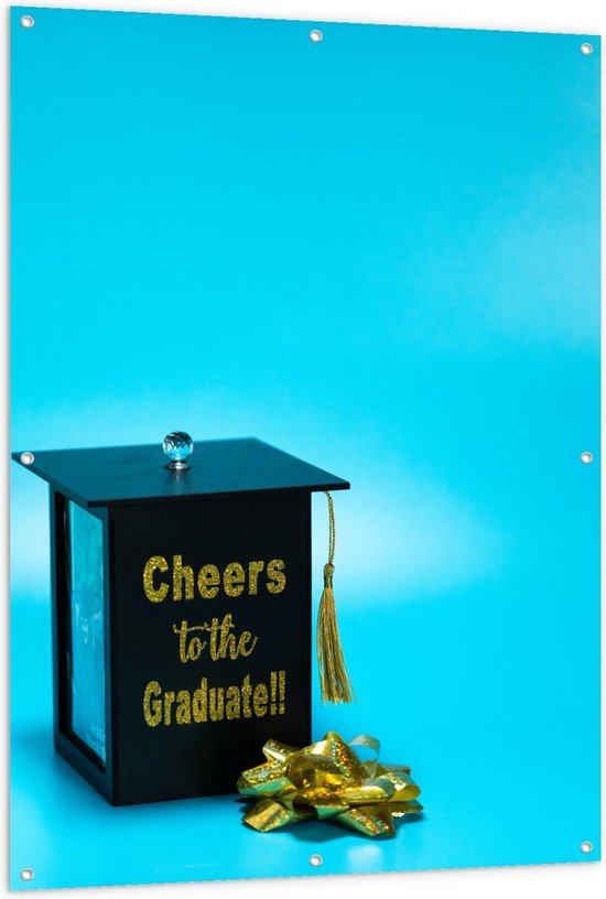 Tuinposter – 'Cheers to the Graduate!!' Doosje - 100x150cm Foto op Tuinposter  (wanddecoratie voor buiten en binnen)