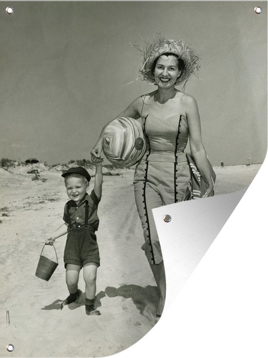 Tuin decoratie Vintage portret van een moeder en zoon op het strand in zwart-wit - 30x40 cm - Tuindoek - Buitenposter