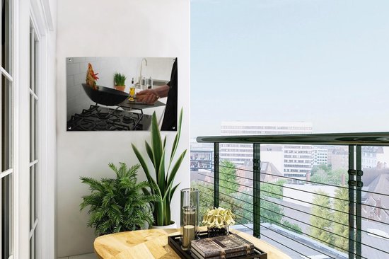 Homme cuisine avec un wok affiche de jardin 60x40 cm - petit - Tissu de jardin / Toile d'extérieur / Peintures pour l'extérieur (décoration de jardin)
