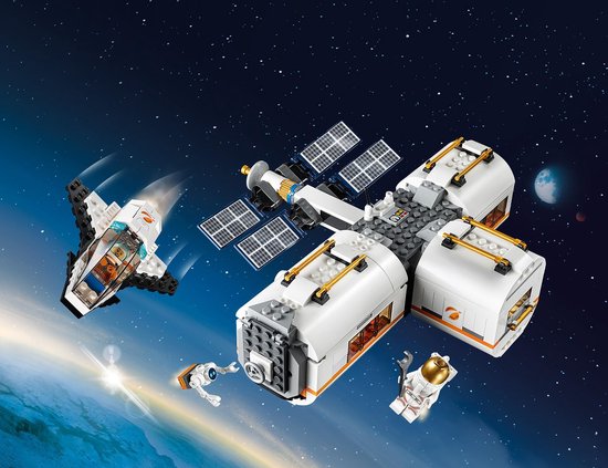 LEGO Ruimtevaart ruimtestation met raket en astronauten in de ruimte, met de aarde op de achtergrond.