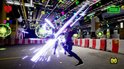 Een man in een rode jas en spijkerbroek vecht met een lichtzwaard in een futuristische arena. Veel explosies en gloeiende objecten.