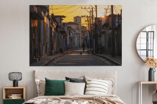 Lever de soleil sur la rue de la ville de Camaguey à Cuba, Amérique du Nord Toile 180x120 cm - Tirage photo sur toile (Décoration murale salon / chambre) XXL / Groot format!