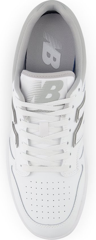 Bovenaanzicht van witte New Balance sneaker met veters en grijze binnenvoering.