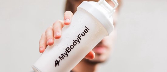 Hand houdt witte MyBodyFuel shaker met melkachtige drank vast.