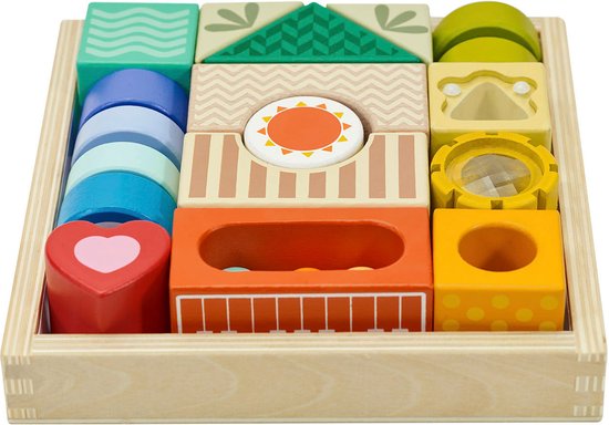 Houten speelgoedblokken in een houten bakje, met o.a. een hartje, zon, spiraal en golven.