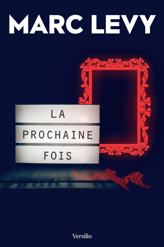 Livre 'La Prochaine Fois' de Marc Levy avec un panneau lumineux et le contour néon rouge d'un cadre et de mains.