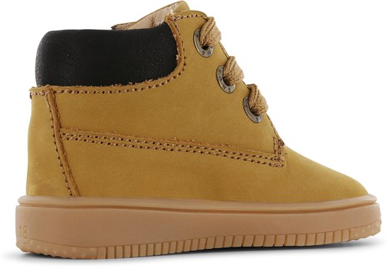 Zijaanzicht okergele veterschoen van Shoesme met veters en maat 18.