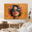 Art en verre d'une femme avec une couronne de fleurs et des lunettes de soleil, fond orange.