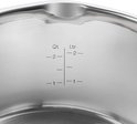 Binnenzijde van een roestvrijstalen kookpot met maatverdeling in liters en quarts.