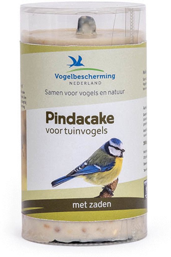 Pindacake voor tuinvogels met zaden. Label met blauwe mees op tak.
