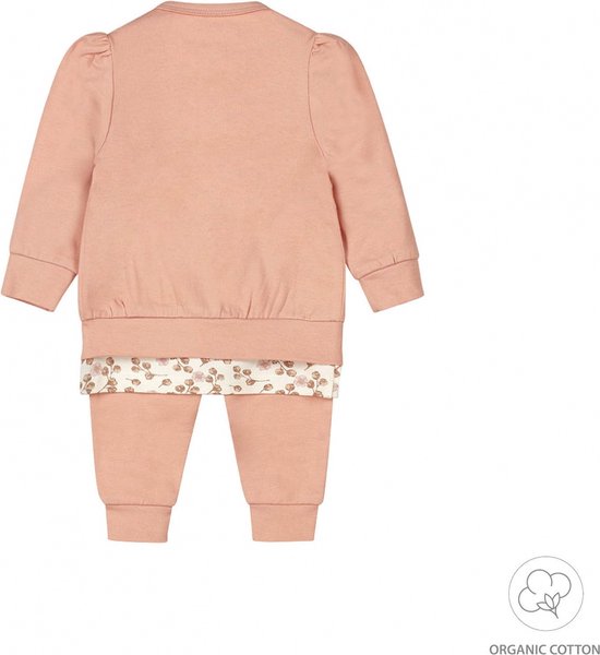 Roze gebreide set met ronde hals, pofmouwtjes en gebloemd randje. De set bestaat uit een vest, top en broek.