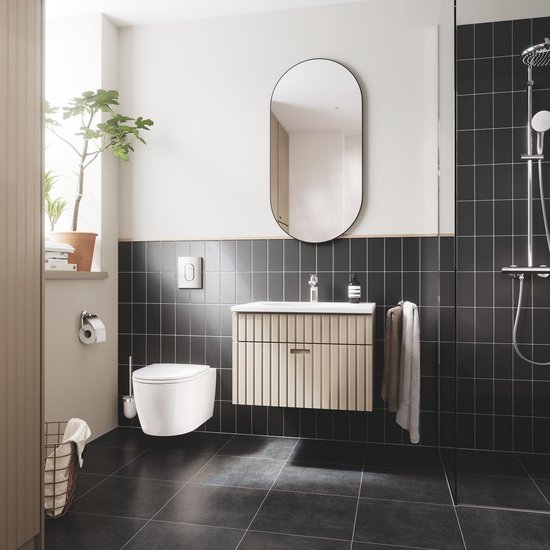 Salle de bain moderne avec WC suspendu, porte-brosse WC mural et miroir.