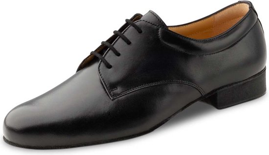 Chaussure derby noire en cuir lacée sur fond blanc.