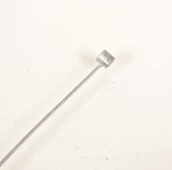 Close-up van het metalen dopje aan het einde van een zilverkleurige binnenkabel.
