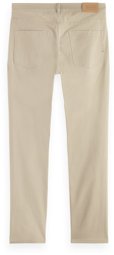 Achterkant van beige herenbroek met merklabel en subtiele drie kruisjes borduursel.