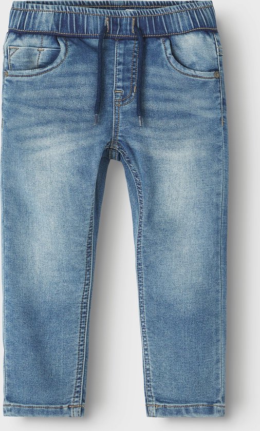 Lichtblauwe spijkerbroek met elastische tailleband, trekkoord en steekzakken.