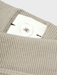 Detail van de tailleband van een grijze joggingbroek met knoopsluiting.