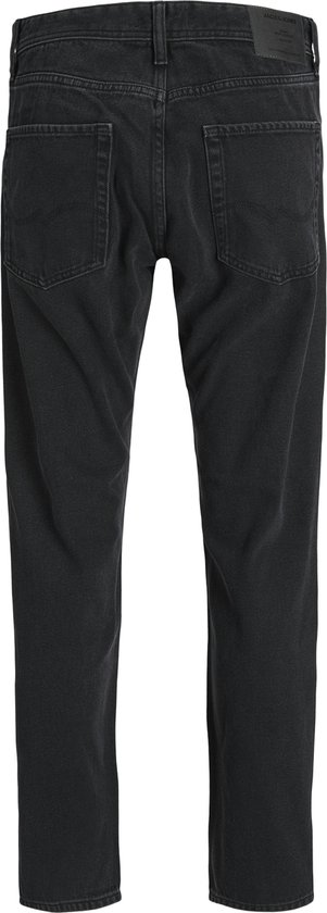 Achterkant van een zwarte relaxed fit jeans van Jack & Jones.