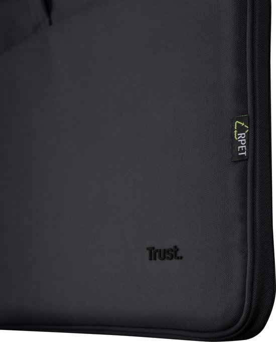 Close-up van de zwarte stof van de laptoptas met het Trust-logo en een rPET-label.