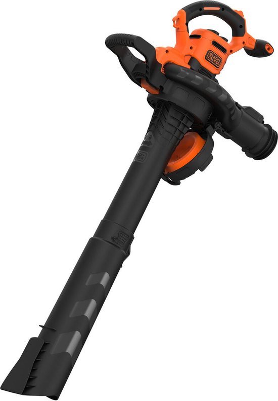 Gedetailleerde opname van een oranje en zwarte BLACK+DECKER bladblazer met slang.
