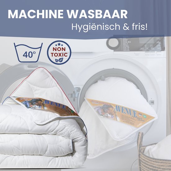Witte Avenue dekbedden bij een wasmachine, met een 40° en Non Toxic label. Wasbaar en hygiënisch.