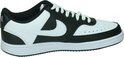Zwarte Nike sneaker met witte accenten, witte veters en een witte zool. Witte swoosh op de zijkant.