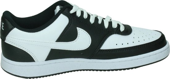 Zwarte Nike sneaker met witte accenten, witte veters en een witte zool. Witte swoosh op de zijkant.
