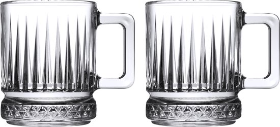 Twee glazen bierpullen met verticale ribbels en een decoratieve kristallen rand aan de onderkant, op zwarte achtergrond.