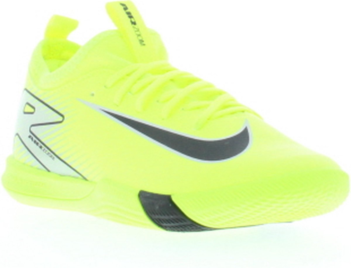Geel NIKE jr Zoom Vapor 16 Academy zaalvoetbalschoen met zwarte swoosh en Air Zoom unit in de hak voor extra snelheid.