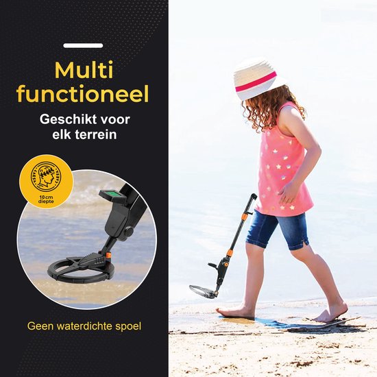 Meisje met strooien hoed en roze top scant het strand met een zwarte metaaldetector met oranje accenten.