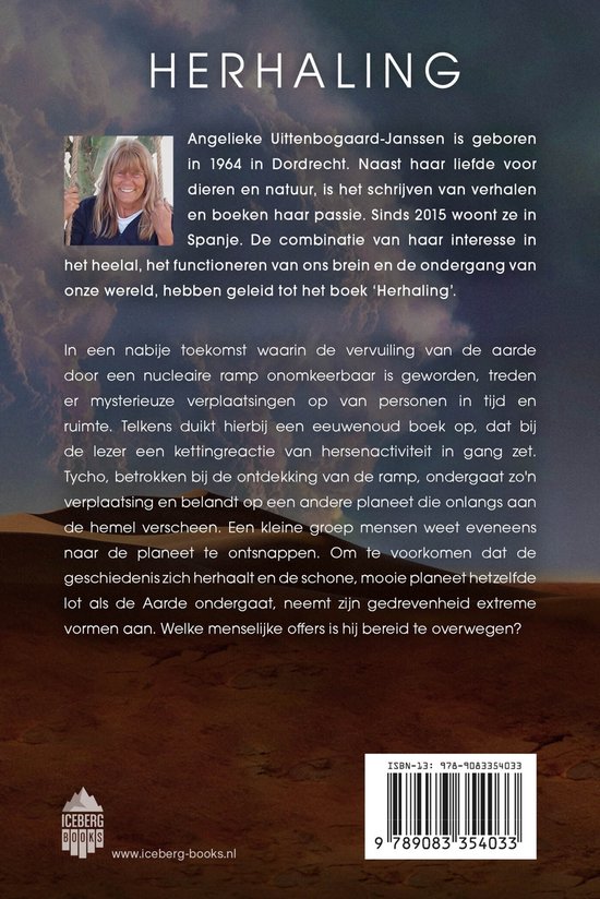 Kop van auteur Angelique Uittenbogaard-Janssen, met zachte krullen, lachend, tegen een oranje/bruine achtergrond. Tekst: 'HERHALING'