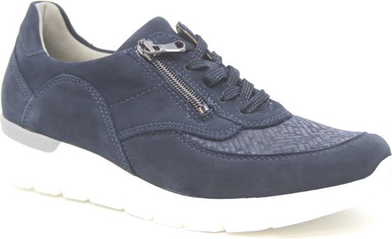 Donkerblauwe suède sneaker met rits, veters en witte zool.