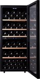 Cavecool wijnkoelkast gevuld met flessen, houten planken, open glazen deur en blauw display.