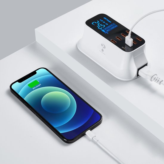 Wit 8-poorts USB oplaadstation, laadt een iPhone op die 99% is opgeladen, met witte kabels.