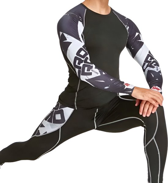 Homme en t-shirt de sport noir avec imprimé graphique sur les manches, en position d'étirement.