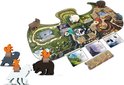 Een Everdell spelbord met speelstukken, waaronder een zwart en een wit dier met berijders.
