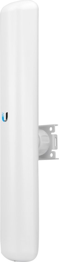 Witte Ubiquiti Wi-Fi antenne met logo, gemonteerd op een muurbeugel.