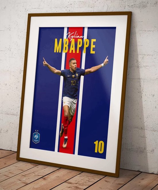 Kylian Mbappé in een donkerblauw Frans voetbalshirt met witte shorts, rennend met armen gespreid. Rode en witte strepen op de achtergrond.