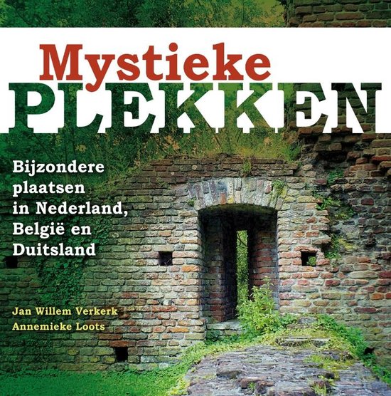 Boekomslag met de titel 'Mystieke Plekken' en een foto van een overwoekerde stenen poort.